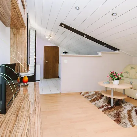 Lela C Apartment *