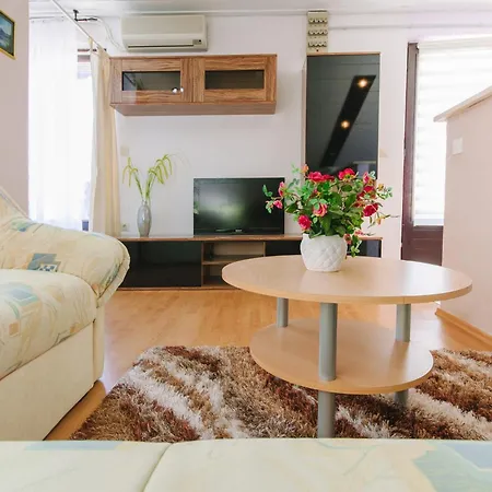 Lela C Apartment *