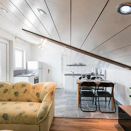 Lela C Apartment